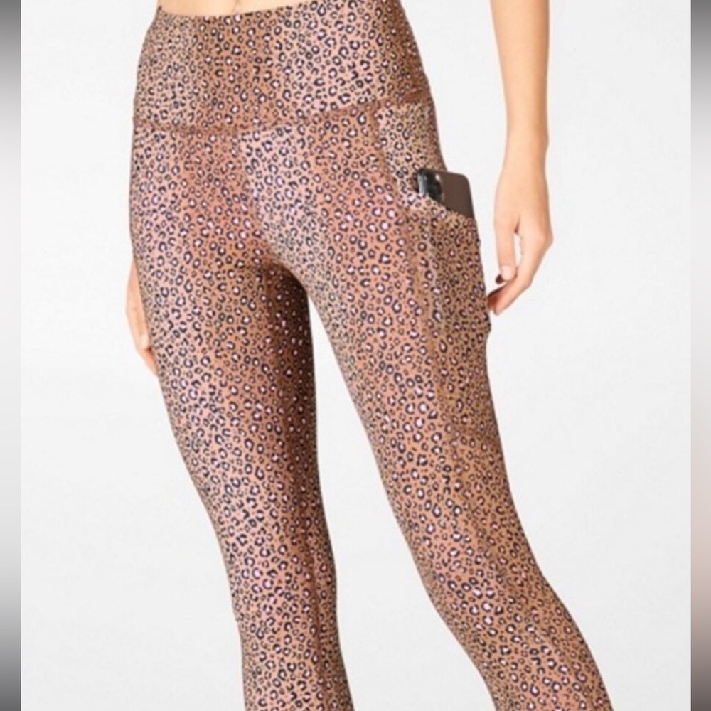 XL Fabletics Mila Capri Leggings with side Pocket